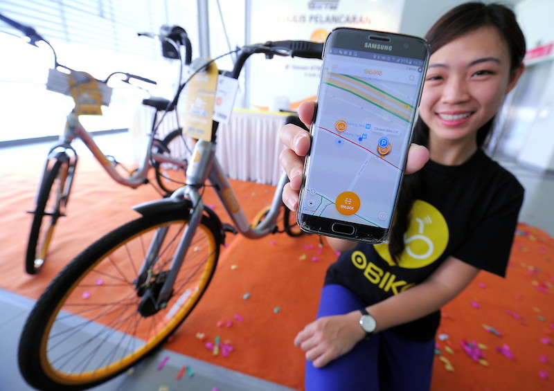 Marketing manager, Elaine Chan, demonstrates the oBike app during the launch of the bicycle sharing service in Subang Jaya June 9, 2017. u00e2u20acu201d Bernama pic 