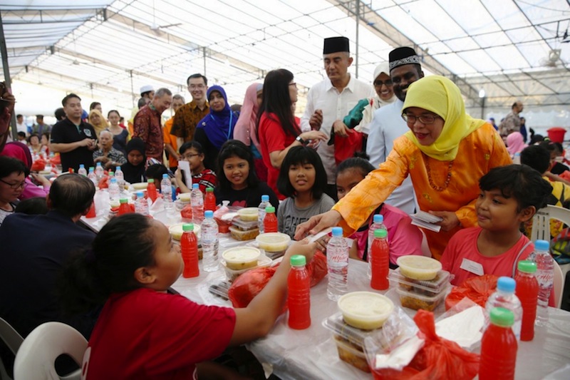 Halimah Yacob seen distributing zaka to the students during the Iftar Utara @ Marsiling 2017 at Marsiling Mega Sports Park on June 4. u00e2u20acu201du00c2u00a0Picture by Koh Mui Fong/TODAY 