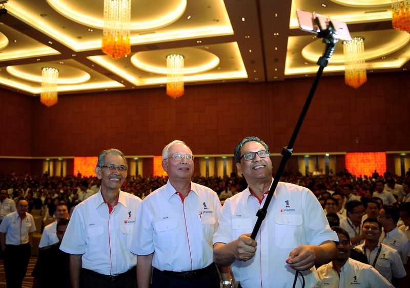 KUALA LUMPUR, 8 Jun-- Perdana Menteri Datuk Seri Najib Tun Razak berswafoto bersama Presiden dan Ketua Pegawai Eksekutif Kumpulan Prasarana, Datuk Seri Azmi Abdul Aziz (kanan) dan Pengerusi Kumpulan Prasarana, Tan Sri Ismail Adam (kiri) pada majlis Sepeta