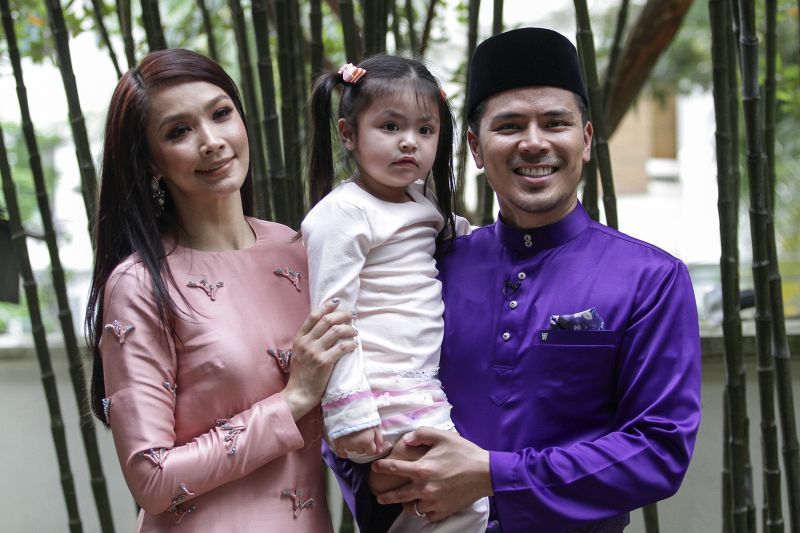 Pasangan selebriti Scha Al Yahya dan Awal Ashaari bersama anak mereka Lara Alana, seorang selebriti media sosial yang diikuti jutaan peminat. u00e2u20acu201d Foto oleh Yusof Mat Isa 