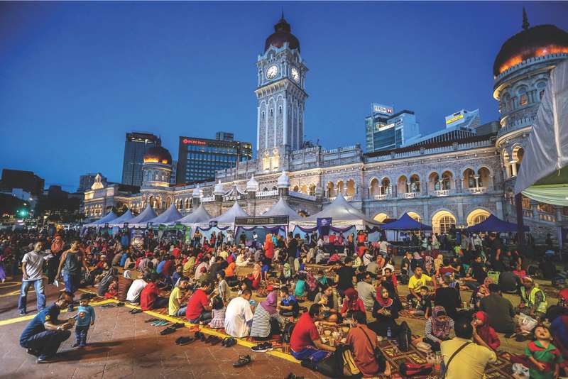 Muslims break fast at Dataran Merdeka June 3, 2017. The writer says Ramadan should be when Muslims strive to be ‘the best of community.’ — Picture by Firdaus Latif