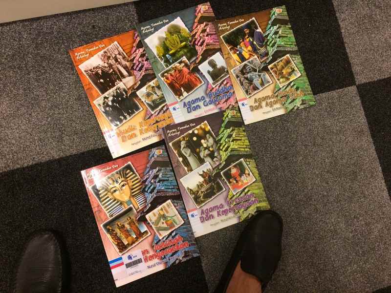 Cover of the controversial books found by a Singaporean Twitter user. u00e2u20acu201d Pix courtesy of @POZboySG Twitter