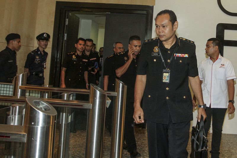 MACC Officers arrive at the Felda Global Ventures Holding Berhad (FGV) headquarters in Kuala Lumpur June 8, 2017. u00e2u20acu2022 Picture by Yusof Mat Isa