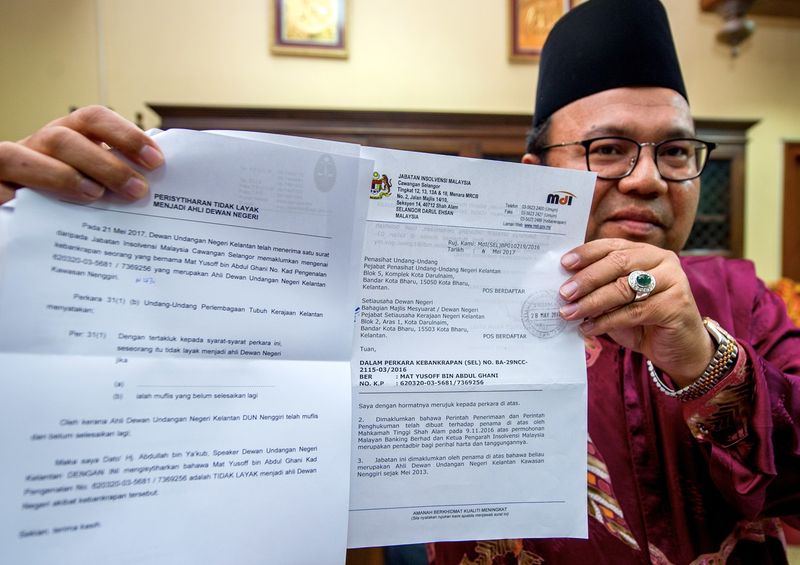Speaker of the Kelantan Legislative Assembly Datuk Abdullah Yau00e2u20acu2122kub showing a  letter from the Selangor branch of the Malaysian Insolvency Department, when declaring the Nenggiri seat vacant, at his office in Kota Bharu, June 4, 2017. u00e2u20acu201d Bernama pic