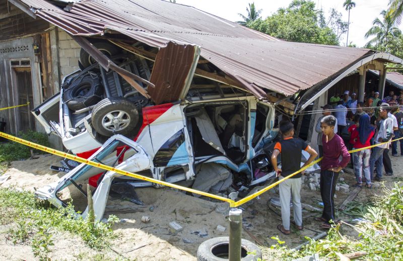 Keadaan kenderaan yang meragut nyawa pelajar tahfiz selepas terbabas sebelum terjatuh ke dalam cerun dan merempuh sebuah rumah penduduk dekat Kampung Telekung hari ini.u00e2u20acu201d Foto Bernama