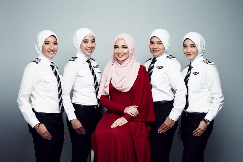 Neelofa (centre), founder of Naelofar Hijab, poses with AirAsia female pilots wearing the Naelofar Hijab. u00e2u20acu2022 Picture courtesy of AirAsia