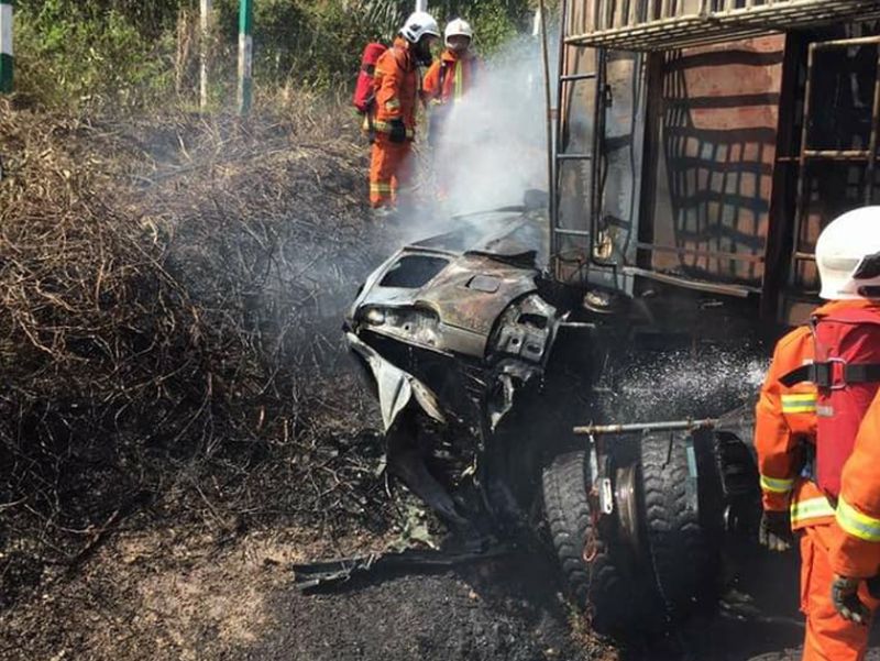 Lapan maut termasuk enam rentung dalam nahas empat kenderaan di KM25 Jalan Bahau-Keratong, Jempol kira-kira pukul 2.20 petang semalam. u00e2u20acu201d Foto ihsan Facebook/Info Roadblock JPJ Polis