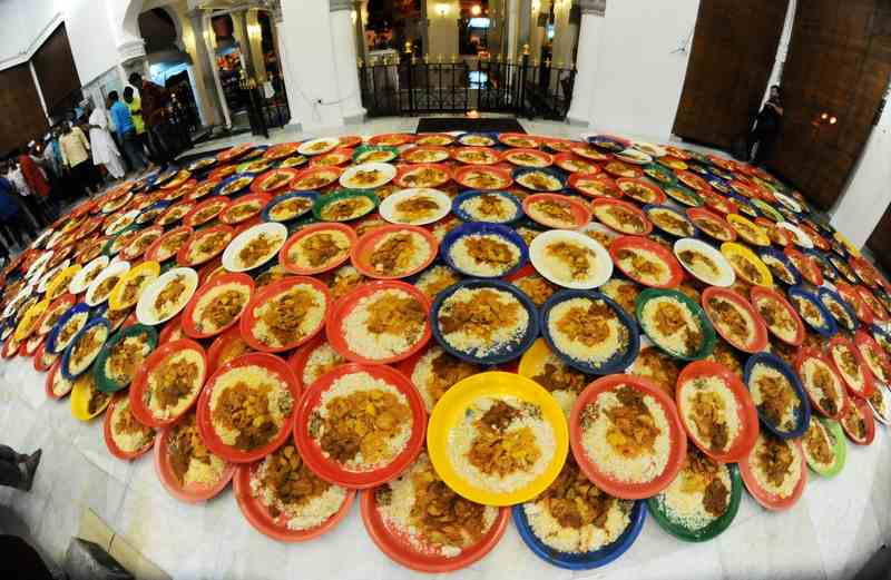 Sebanyak 500 talam nasi minyak berlauk disediakan sebelum dihidangkan kepada 2,000 umat Islam yang menunaikan solat sunat Tarawih sempena kenduri malam seminggu terakhir Ramadan di Masjid Kapitan Keling malam 21 Jun 2017. u00e2u20acu201d Foto Bernama