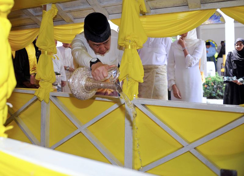 The Sultan of Selangor, Sultan Sharafuddin Idris Shah (pic), sprinkles rose water on the grave of his younger sister Tengku Puteri Sofiah Sultan Salahuddin Abdul Aziz Shah. u00e2u20acu2022 Bernama pic