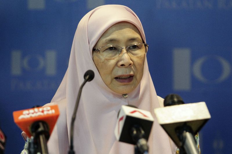 Opposition leader, Datuk Seri Dr Wan Azizah Wan Ismail speaks during a press conference at the PKR headquarters in Petaling Jaya June 22, 2017. u00e2u20acu2022 Picture by Yusof Mat Isa