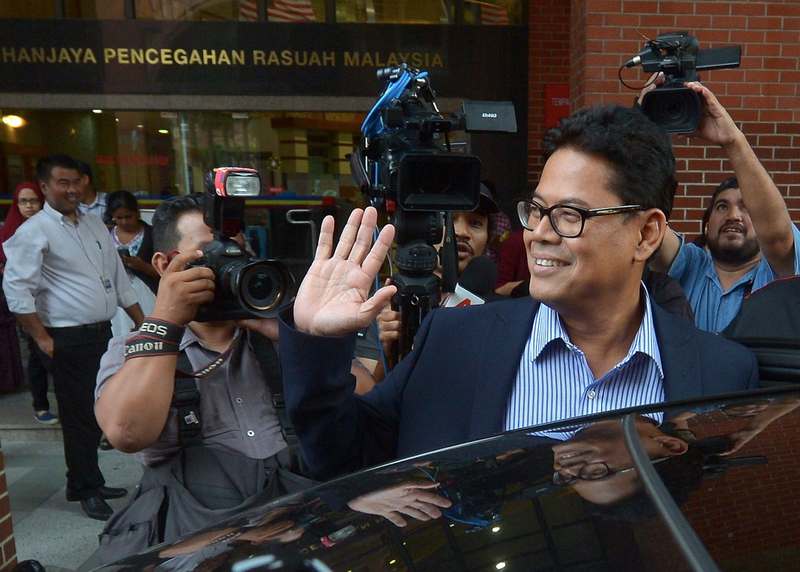 Presiden dan Ketua Pegawai Eksekutif FGV Datuk Zakaria Arshad melambai tangan kepada jurugambar selepas tampil memberi keterangan berhubung FGV kepada SPRM di Putrajaya 7 Jun 2017. u00e2u20acu201d Foto Bernama