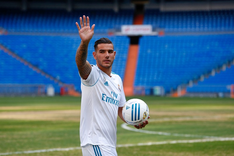 Real Madridu00e2u20acu2122s new player Theo Hernandez waves during his presentation at the Santiago Bernabeu Stadium in Madrid July 10, 2017. u00e2u20acu201d Reuters pic