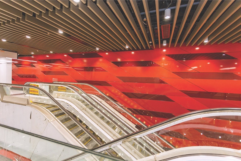 The Bukit Bintang station’s wall was designed on a bright red colour artwork to reflect its dynamism. 