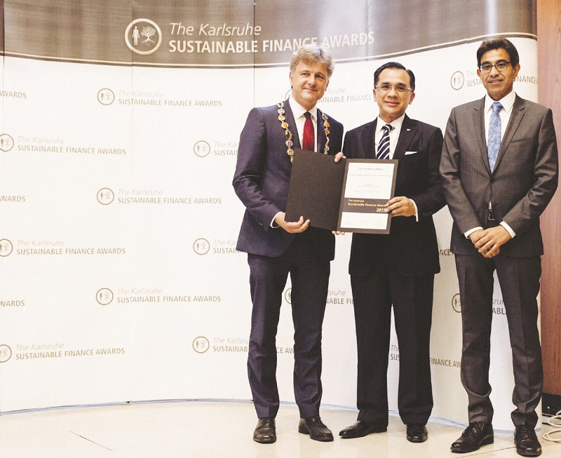 Mentrup presents the award to Mohd Zamree as European Organisation for Sustainable Development CEO Arshad Rab looks on. u00e2u20acu201d Picture by Malay Mail