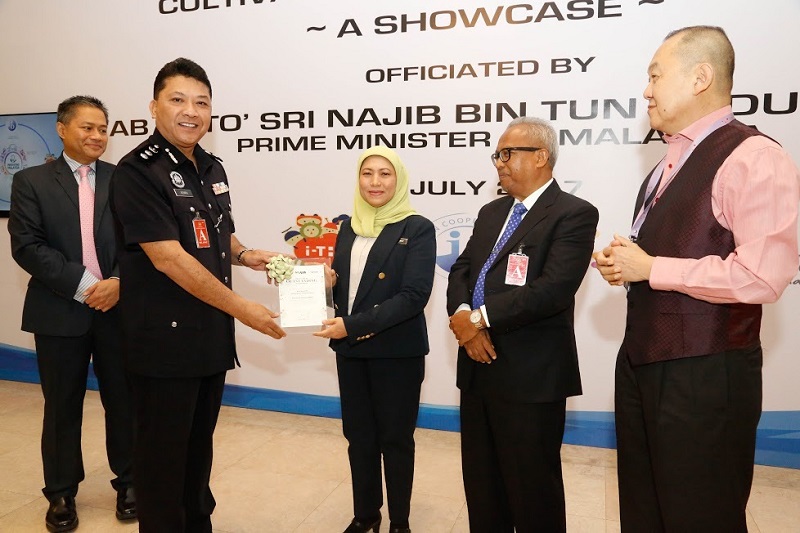 Nancy presents ACP Azman Abdul Razak with a certificate of achievement for implementation of design thinking. Looking on are (from left) Rozario, Abdul Ghafar and Lee.. u00e2u20acu201d Picture by PMOnn