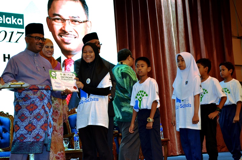 Melaka Chief Minister Datuk Seri Idris Haron (left) during the launch ceremony of the Eco-Schools 2017 programme in Melaka July 20, 2017. u00e2u20acu201d Bernama pic