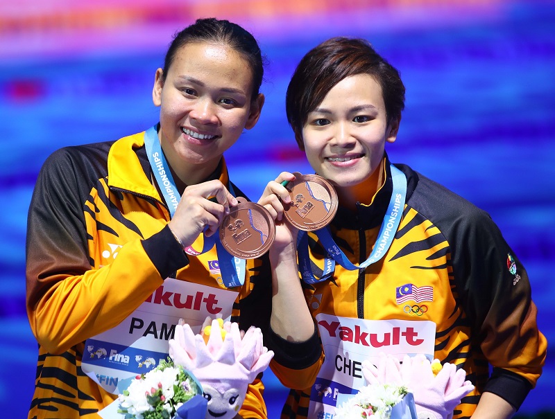 Pandelela Rinong (left) and Cheong Jun Hoong pose with their medals at the 17th FINA World Aquatics Championships in Budapest July 16, 2017. u00e2u20acu201d Reuters pic 