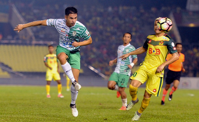 Pemain Melaka United mengeluarkan bola dari dirampas penyerang Kedah Sandro Da Silva pada perlawanan Piala Malaysia di Stadium Hang Jebat malam tadi. u00e2u20acu201d Foto Bernama