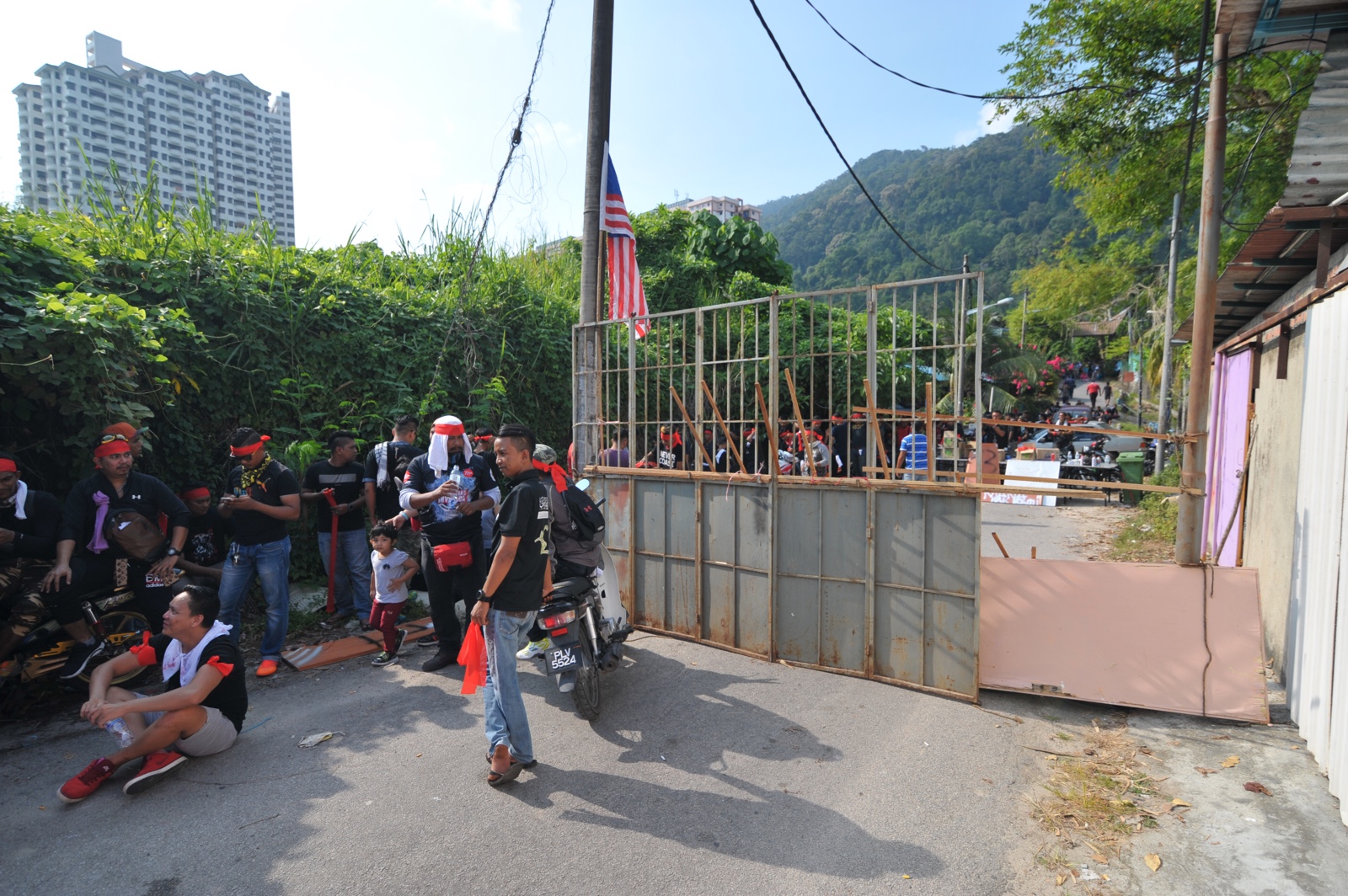 The small road to the Kampung Mutiara village being block by metal board and vehicles to the village, July 31, 2017. u00e2u20acu201d Picture by KE Ooi