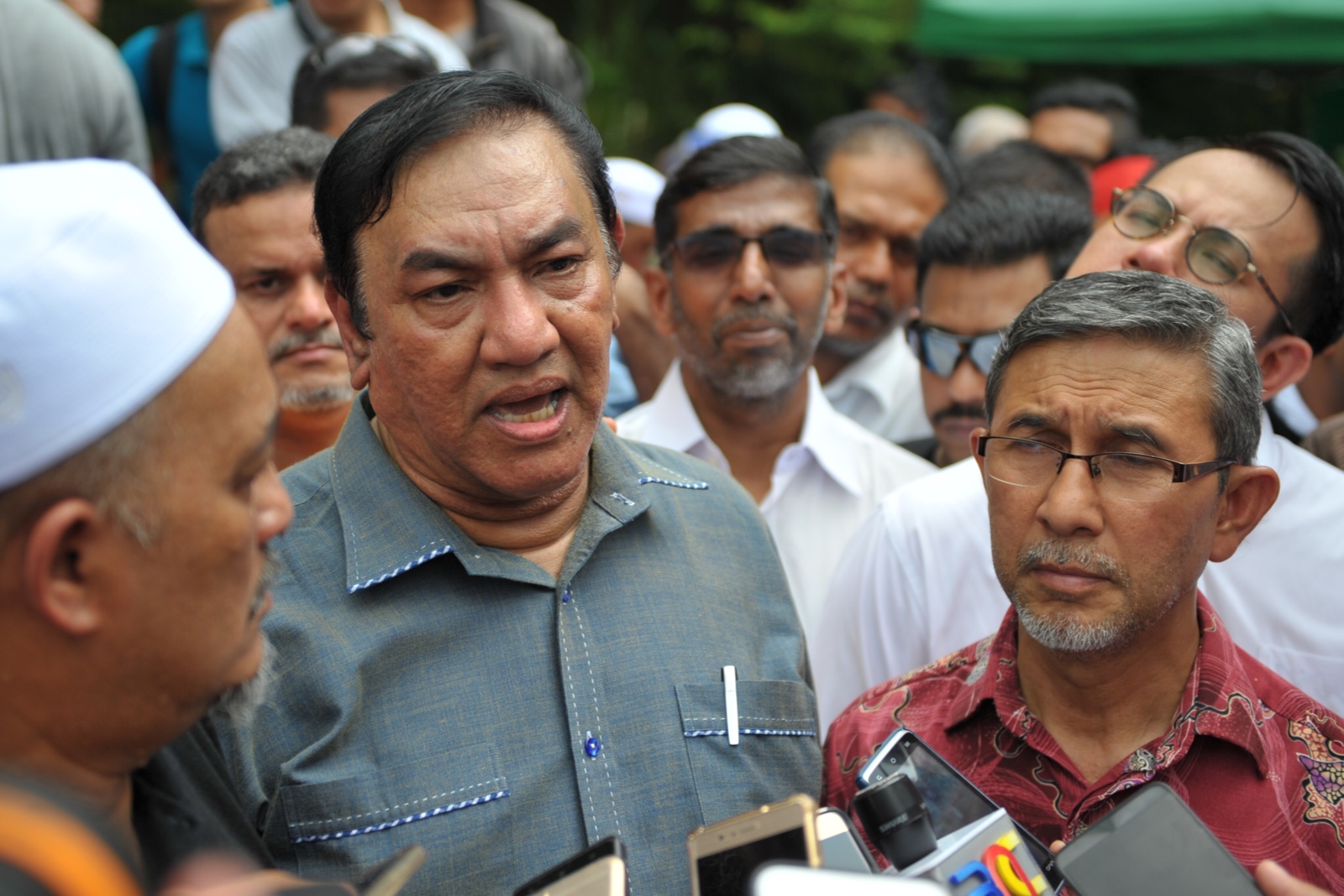 Umnou00e2u20acu2122s Ahmad Ismail (left) and Deputy Chief Minister I Datuk Rashid Hasnon said the landowner has agreed to give the villagers three more months to vacate the land. u00e2u20acu201d Picture by KE Ooi