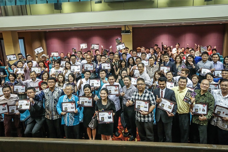 Representatives of the listed restaurants with their certificates of appreciation. u00e2u20acu201d Picture by Firdaus Latif