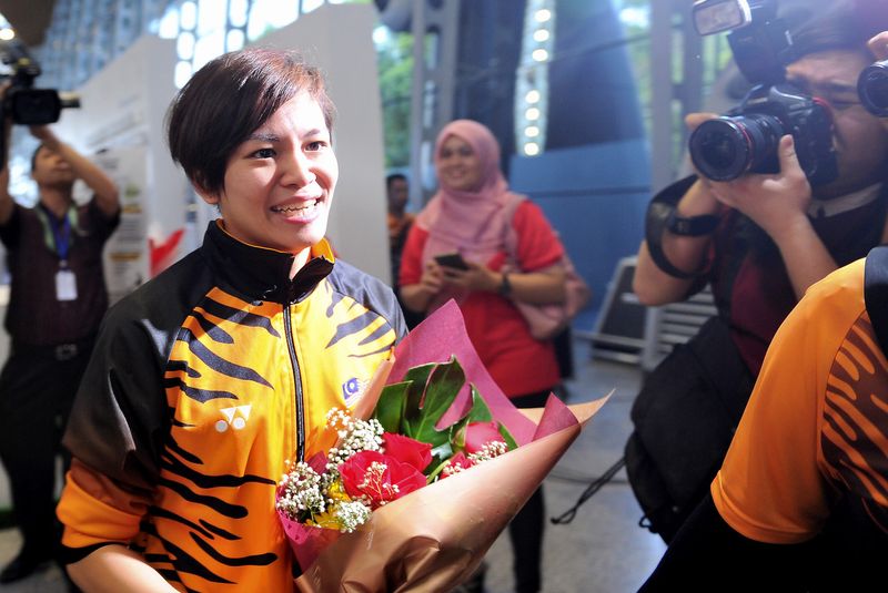 National diver Cheong Jun Hoong who won a gold medal at the World Aquatics Championships in Budapest, Hungary, being accorded a herou00e2u20acu2122s welcome at the Kuala Lumpur International Airport, July 24, 2017. u00e2u20acu201d Bernama pic