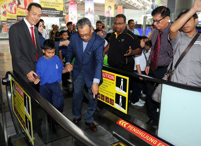 Director-General of the Department of Occupational Safety and Health (DOSH) Datuk Ir Mohtar Musri indicating the proper use of an escalator to school students at the Sentral Station, Kuala Lumpur, July 27, 2017. u00e2u20acu201d Bernama pic