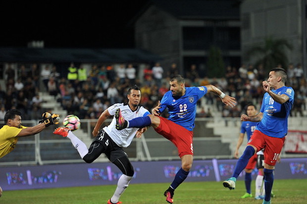 T-Team goalkeeper Mohd Hafidz Romly saves a goal attempt by JDT striker (JDT) Mohamad Ghaddar during their Super League match at Sultan Ismail Nasiruddin Shah Stadium in Kuala Terengganu July 22, 2017. u00e2u20acu201d Bernama pic