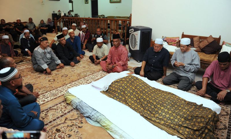 The late Datuk Ishak Ismail will be laid to rest at the Pantai Muslim Cemetery in Seremban. u00e2u20acu2022 Bernama pic