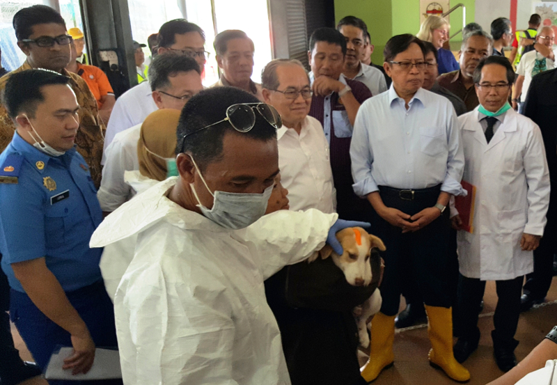 Sarawak Chief Minister Datuk Amar Abang Johari Openg (2nd right) watching a dog being vaccinated at the Kota Padawan community hall July 20, 2017. u00e2u20acu201d Picture by Sulok Tawie