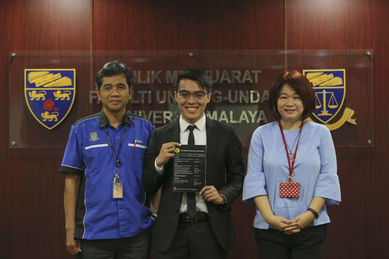(From left) UM Law Review academic advisor Assoc Prof Johan Shamsuddin Sabaruddin, founding editor-in-chief Leeroy Ting and editorial advisor Sarah Tan. Ting holds a mock-up copy of the UM Law Review. u00e2u20acu201d Picture by Yusof Mat Isa