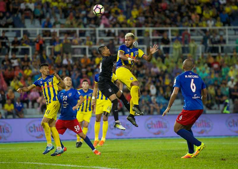 Pemain Pahang Matheus Alves Leandro (dua, kanan) menanduk bola sambil diasak penjaga gol JDT Mohd Izham Tarmizi Roslan pada perlawanan Liga Super 2017 di Stadium Darul Makmur malam tadi. u00e2u20acu201d Foto Bernaman
