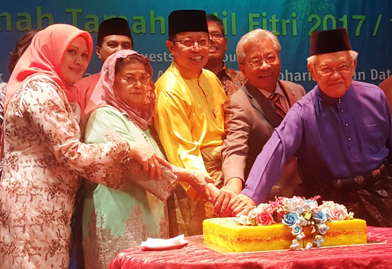 Chief Minister Datuk Amar Abang Johari Openg (centre) with his wife Datuk Amar Juma'ani Tuanku Bujang (second left), Tan Sri Dr James Masing and Datuk Amar Abdul Hamed Sepawi (right) cutting a cake at the Hari Raya gathering, July 21,2017. u00e2u20acu2022 Picture by 