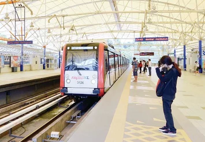 Commuters wait to board a train. u00e2u20acu201d Malay Mail pic