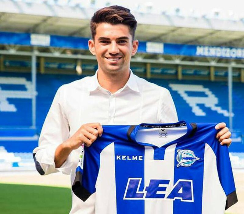 Enzo Zidane holds up a Deportivo Alaves football jersey after signing a three-year deal with the club. u00e2u20acu201d Picture via Facebook/Enzo Zidane Fernandez