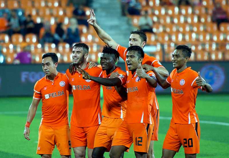 Pemain Felda United meraikan kenduri gol ketika menewaskan T-Team FC pada perlawanan Liga Super 2017 di Stadium Tun Abdul Razak malam tadi. u00e2u20acu201d Foto Bernama
