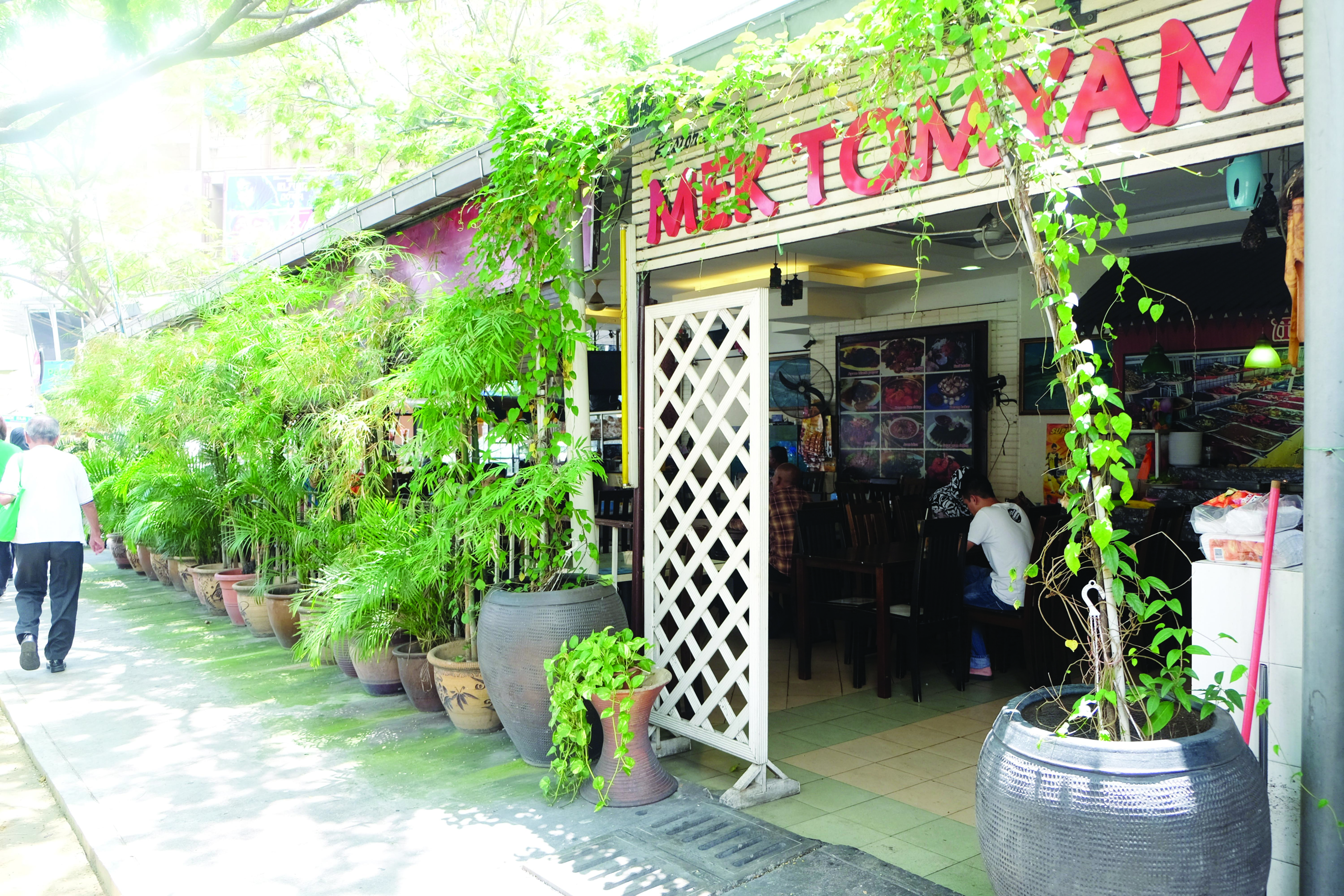 The leafy Mek Tomyam stall.  