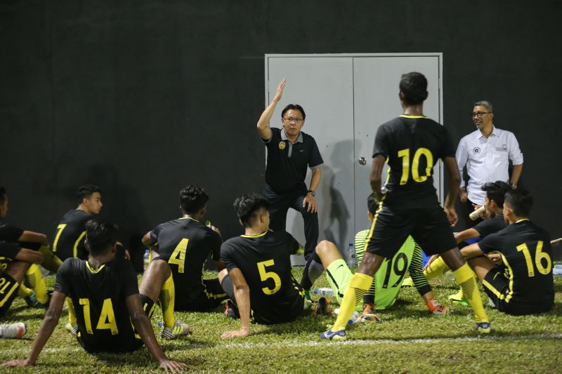 Kim Swee speaking to his players during a training session. u00e2u20acu201d  Picture by Ahmad Zamzahuri