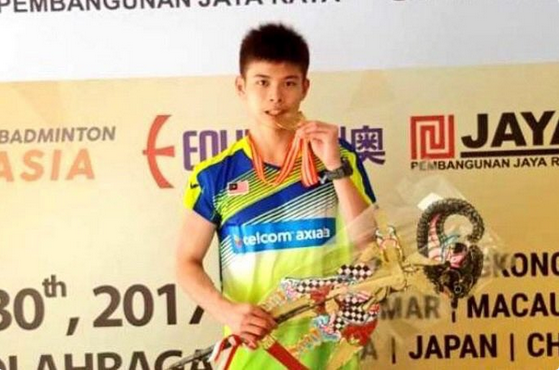 Leong Jun Hao, 18, menewaskan China dan muncul juara perseorangan lelaki dalam Kejohanan Remaja Asia, di Jakarta semalam. u00e2u20acu201d Foto ihsan Twitter/DPMOMalaysia