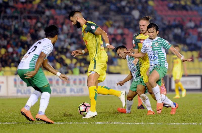 Kedah striker Lindon Krasniqi (centre) hemmed in by his Melaka opponents in the Malaysia Cup match at Melaka's Hang Jebat Stadium last night. u00e2u20acu201d Bernama pic