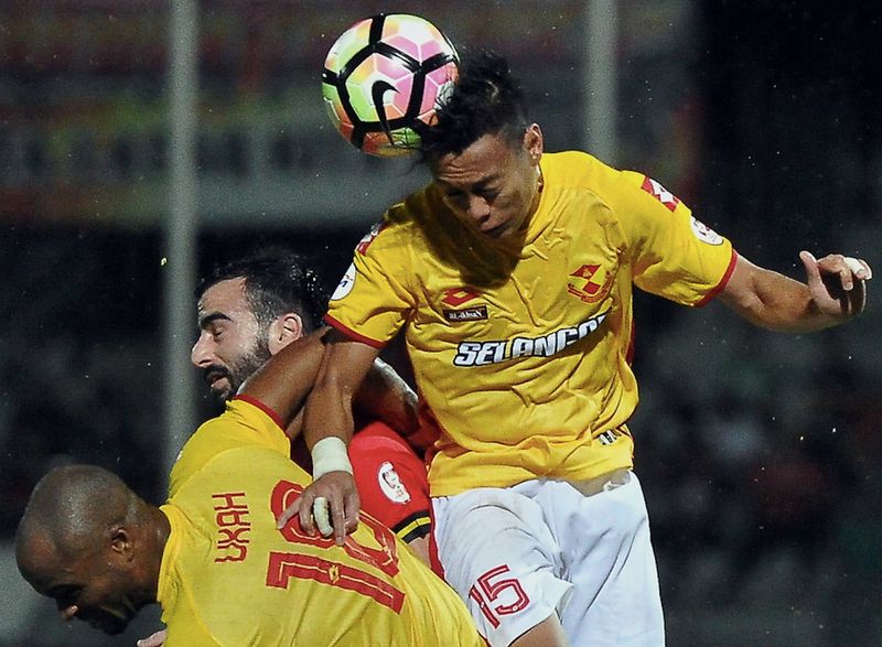 Sarawaku00e2u20acu2122s Milos Raickovic (centre), vying for the ball with Selangoru00e2u20acu2122s Mohd Raimi Mohd Nor and Ugochukwu Ukah (left) during their Malaysia Cup match at the State Stadium in Kuching, July 8, 2017. u00e2u20acu201d Bernama pic