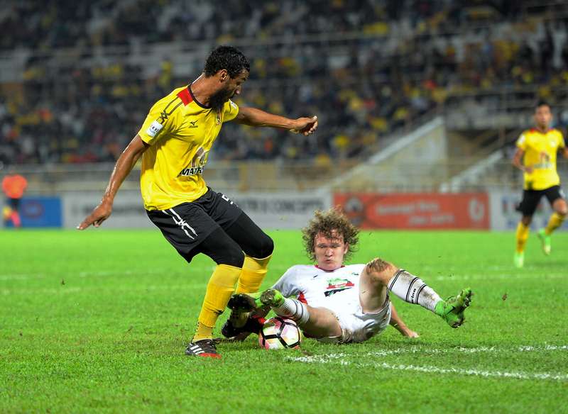 Negeri Sembilan's Jonathan Behe (left) beats Perlis' Maksimilian Fomin to the ball in the Premier League match in Paroi June 30, 2017. u00e2u20acu201d Bernama pic