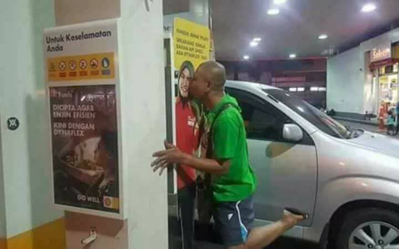 Pelanggan lelaki kerap melakukan pelbagai aksi terhadap poster Nor Shafila Khairusalleh sebelum menyebarkannya di media sosial. 