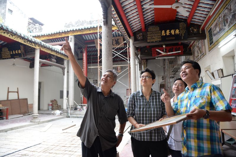 GTWI general manager Ang Ming Chee (centre) with the Ng Fook Thong Cantonese Districts Association committee secretary Loke Hon Wah (right) and treasurer Goon Kong Beng (left) at the temple. u00e2u20acu2022 Picture by KE Ooi