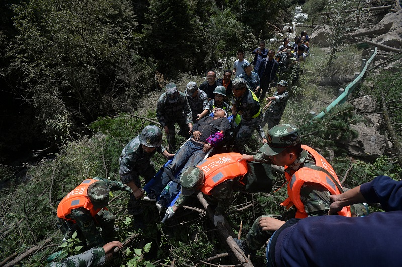 Chinese paramilitary police carry a survivor after anu00c2u00a0earthquakeu00c2u00a0in Jiuzhaigou county, Ngawa prefecture, Sichuan province,u00c2u00a0Chinau00c2u00a0August 9, 2017. u00e2u20acu201d Chengdu Economic Daily pic/Wang Qin via Reuters