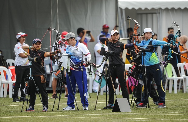 Malaysian archer Fatin Nurfatehah Mat Salleh (left) in action in the womenu00e2u20acu2122s individual compound in Kuala Lumpur SEA Games 2017 at Padang Sintetik, Bukit Jalil, August 16, 2017. u00e2u20acu201d Bernama pic