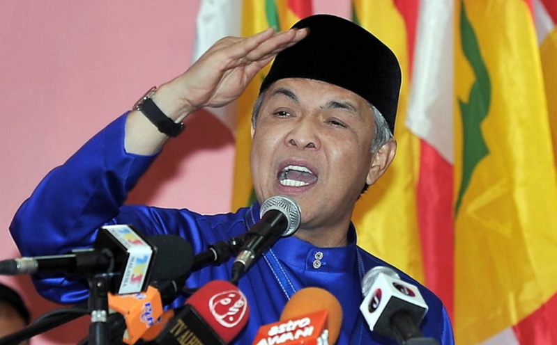 BATU PAHAT, 12 Ogos -- Naib Presiden UMNO Datuk Seri Dr Ahmad Zahid Hamidi berucap pada perasmian Mesyuarat Perwakilan UMNO Bahagian Parit Sulong di Maktab Rendah Sains Mara (MRSM), Parit Sulong Batu Pahat hari ini.n--fotoBERNAMA (2017) HAK CIPTA TERPELIH