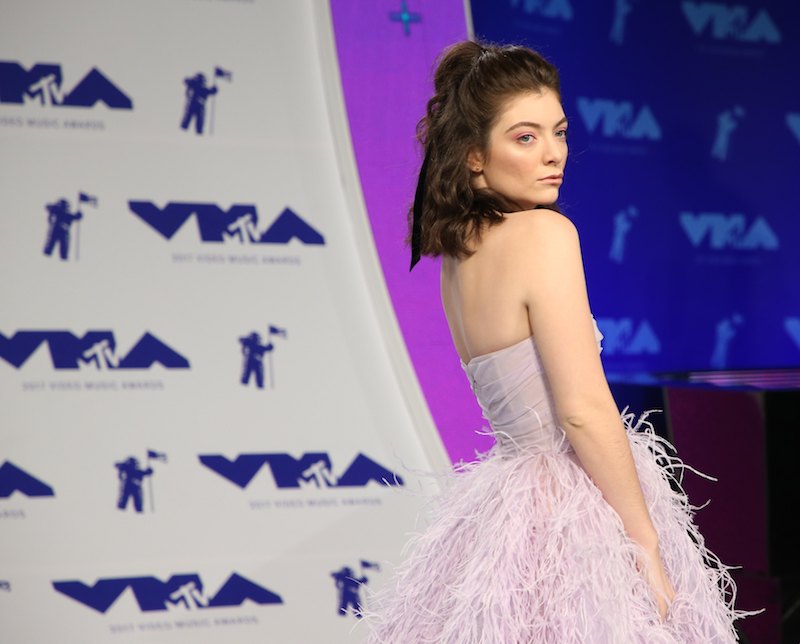 Lorde arrives at the 2017 MTV Video Music Awards in Inglewood, California, August 27, 2017. — Reuters pic 