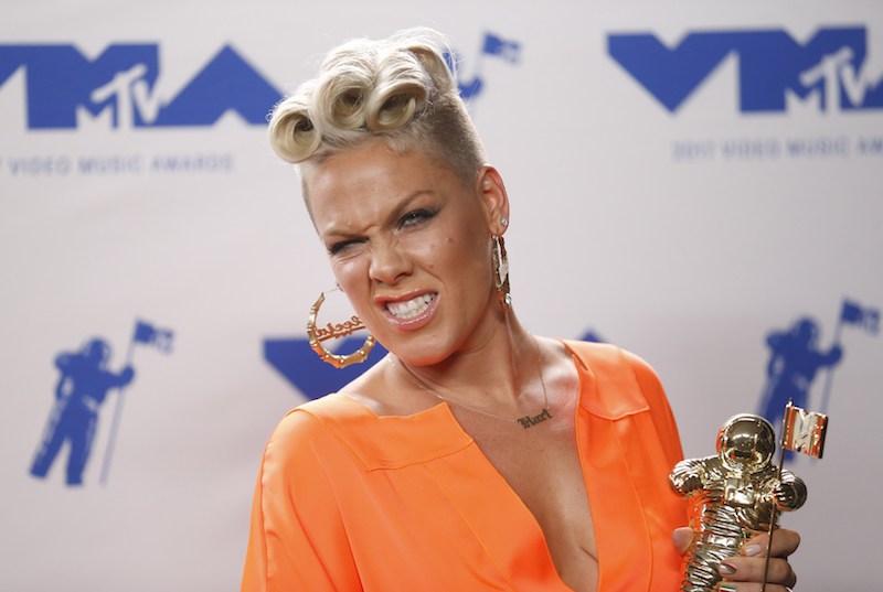 Singer Pink poses with the Michael Jackson Video Vanguard Award at the 2017 MTV Video Music Awards in Inglewood, California, August 27, 2017. u00e2u20acu201d Reuters pic