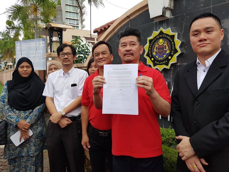 Penang Front Party president Datuk Patrick Ooi (second from right) lodged a MACC report today. u00e2u20acu201d Picture courtesy of Penang Front Party 